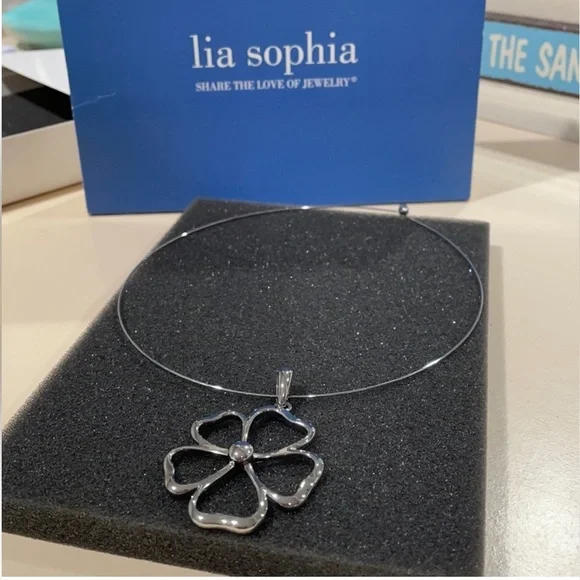 Lia Sophia Silver Clover Pendant Choker Necklace, EUC - Picture 3 of 8
